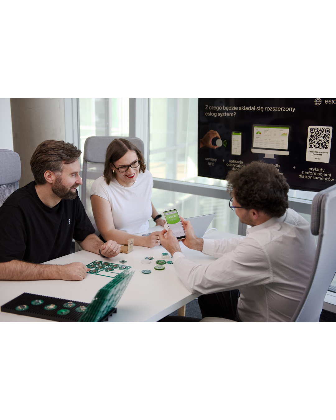 The eslog team working with sensors and the mobile app